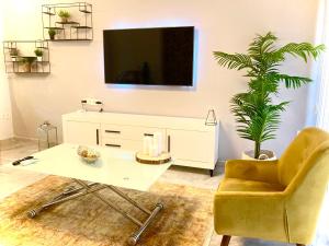 Televízia a/alebo spoločenská miestnosť v ubytovaní Lovely Home con Patio