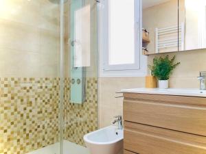 グラナダにあるLovely Home con Patioのバスルーム(洗面台、ガラス張りのシャワー付)
