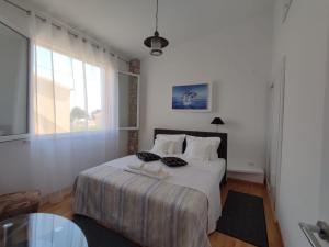 una camera da letto con un letto con lenzuola bianche e una finestra di Apartment Sandrica a Stomorska