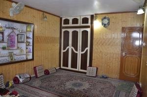 Letto o letti in una camera di Mir manzil