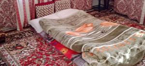 Letto o letti in una camera di Mir manzil