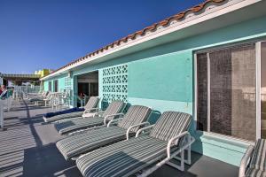 Photo de la galerie de l'établissement Tropical Pass-A-Grille Gem with Direct Beach Access!, à St. Pete Beach