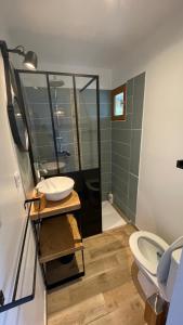 Koupelna v ubytování Le Cabanon + 11 fotografií