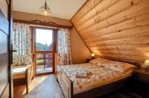 Tempat tidur dalam kamar di Jakubowy Domek