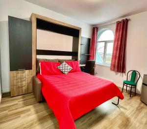 Łóżko lub łóżka w pokoju w obiekcie Auberge Le St-Alexis