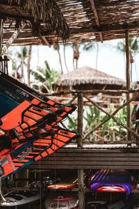 um close-up de uma borboleta pendurada no telhado em Vila Kalango em Jericoacoara