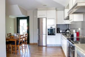A kitchen or kitchenette at Casa Maia