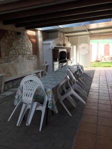 una mesa y sillas en un patio en Casa campo Ramos, en Cártama