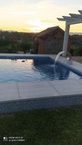 una piscina con sombrilla en un patio en Casa campo Ramos, en Cártama