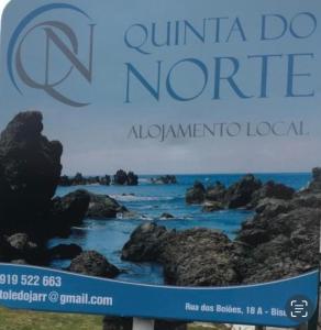 un cartel con una foto del océano y las rocas en Quinta do Norte - Biscoitos, en Angra do Heroísmo