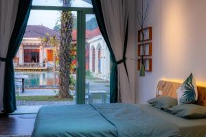 una camera con un letto e una grande finestra di Green Town Mộc Châu a Mộc Châu