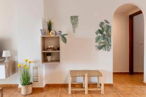 Zdjęcie z galerii obiektu Ático con terraza-solárium y piscina 4-6 personas WIFI A/C w mieście Roda