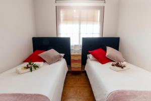 Łóżko lub łóżka w pokoju w obiekcie Ático con terraza-solárium y piscina 4-6 personas WIFI A/C