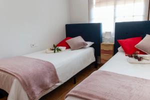 Łóżko lub łóżka w pokoju w obiekcie Ático con terraza-solárium y piscina 4-6 personas WIFI A/C