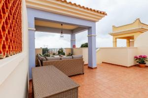 Balkon lub taras w obiekcie Ático con terraza-solárium y piscina 4-6 personas WIFI A/C