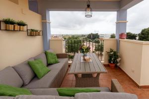 Balkon lub taras w obiekcie Ático con terraza-solárium y piscina 4-6 personas WIFI A/C