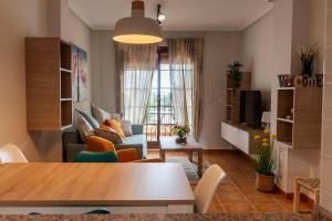 Telewizja i/lub zestaw kina domowego w obiekcie Ático con terraza-solárium y piscina 4-6 personas WIFI A/C