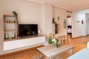 Telewizja i/lub zestaw kina domowego w obiekcie Ático con terraza-solárium y piscina 4-6 personas WIFI A/C