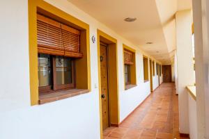 Zdjęcie z galerii obiektu Ático con terraza-solárium y piscina 4-6 personas WIFI A/C w mieście Roda