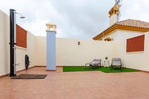 Patio lub wspólna przestrzeń na świeżym powietrzu w obiekcie Ático con terraza-solárium y piscina 4-6 personas WIFI A/C