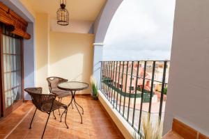 Balkon lub taras w obiekcie Ático con terraza-solárium y piscina 4-6 personas WIFI A/C