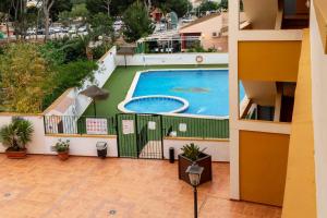 obraz basenu w budynku w obiekcie Ático con terraza-solárium y piscina 4-6 personas WIFI A/C w mieście Roda