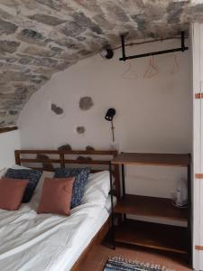 1 dormitorio con 1 cama y escritorio en una habitación en Cantina antica en Colonno