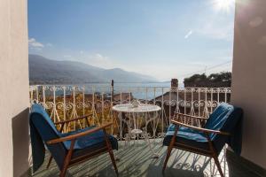 een balkon met twee stoelen en een tafel bij Villa Nada in Ohrid