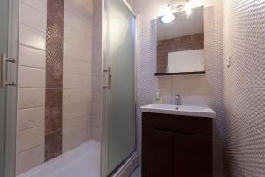een badkamer met een wastafel en een douche bij Villa Nada in Ohrid +46 foto's