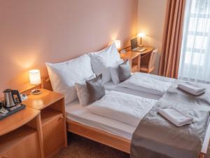 Postel nebo postele na pokoji v ubytování Szent János Hotel