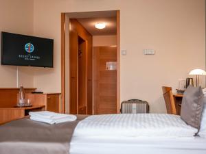 Postel nebo postele na pokoji v ubytování Szent János Hotel