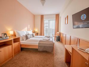 Postel nebo postele na pokoji v ubytování Szent János Hotel