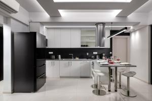Kuchyň nebo kuchyňský kout v ubytování Rhodes SkyLine Suites