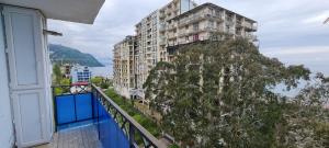un balcón con un edificio en una colina en Apartment near the Beach Batumi-Gonio en Gonio
