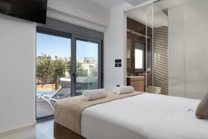 1 dormitorio con 1 cama grande y balcón en Rhodes SkyLine Suites en Ixia
