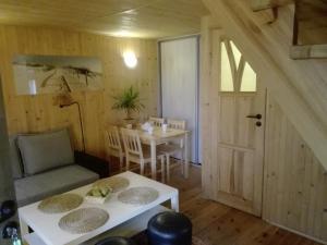 salon ze stołem i jadalnią w obiekcie Domek Bałtycki Lux w Rewie