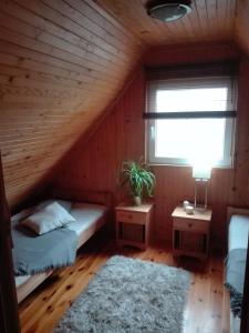 Habitación en el ático con 2 camas y ventana en Domek Bałtycki Lux, en Rewa