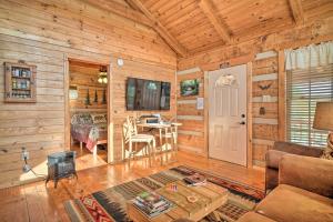 una sala de estar con sofá y mesa en una cabaña en Rivers View - Cherokee Lake Cabin with Fire Pit!, en Bean Station