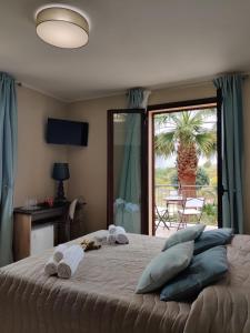 ein Schlafzimmer mit einem großen Bett mit Handtüchern darauf in der Unterkunft Raggi di Sole in Custonaci