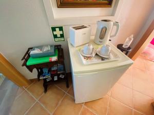 un frigorifero giocattolo con una macchinetta del caffè sopra di Casa Da Anita a Sagres