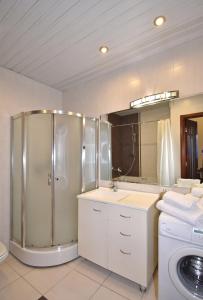 une salle de bain avec douche et machine à laver dans l'établissement Прекрасная 4-ех комнатная квартира в самом центре, à Erevan 43 autres photos