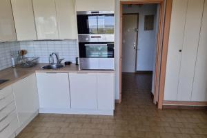 uma cozinha com armários brancos e um lavatório em 39m For 4 Residence With Pool Near Beach em La Grande-Motte