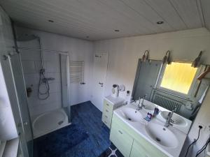 Ванна кімната в Geräumiges Ferienhaus in Bad Salzuflen mit einfacher Ausstattung, für Geschäftsreisende, Gruppen oder Familien geeignet, 4 Schlafzimmer