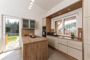 Kuchyňa alebo kuchynka v ubytovaní Appartement Alpengefühl am Dachstein