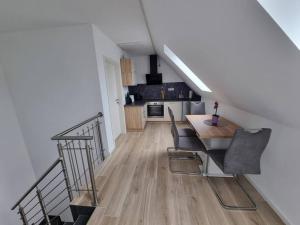 - une cuisine et une salle à manger avec une table et des chaises dans l'établissement New & Modern Apartment near Düsseldorf, à Willich