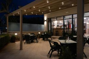 A restaurant or other place to eat at Aspri Petra Apartments
