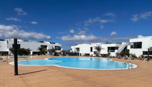 ein großes Schwimmbad vor einem Gebäude in der Unterkunft Suite Dreams Fuerteventura in Villaverde