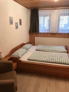 A bed or beds in a room at Pension am Eichenhain