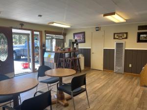 - un restaurant avec des tables et des chaises dans une salle dans l'établissement Saddle & Surrey Motel, à Estes Park