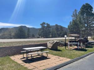 a picnic table and a horse and cart on the side of a road at Saddle & Surrey Motel in Estes Park